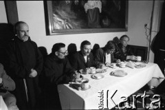 Lipiec 1981, Kraków, Polska.
Lech Wałęsa podczas posiłku u kapucynów. Z prawej siedzą: Andrzej Celiński i Henryk Mażul. 
Fot. Witold Górka, zbiory Ośrodka KARTA