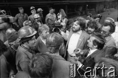 Lipiec 1981, Kraków, Polska.
Spotkanie Lecha Wałęsy z robotnikami Huty im. Lenina w Nowej Hucie. Obok Wałęsy stoi Mieczysław Tutaj.
Fot. Witold Górka, zbiory Ośrodka KARTA