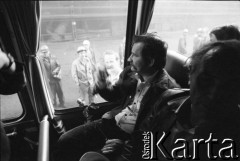 Lipiec 1981, Kraków, Polska.
Lech Wałęsa w autobusie prawdopodobnie po spotkaniu z robotnikami Huty im. Lenina w Nowej Hucie.
Fot. Witold Górka, zbiory Ośrodka KARTA