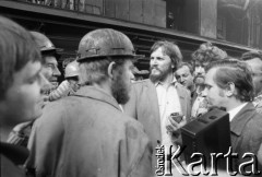 Lipiec 1981, Kraków, Polska.
Spotkanie Lecha Wałęsy z robotnikami Huty im. Lenina w Nowej Hucie. Obok Wałęsy stoi Mieczysław Tutaj.
Fot. Witold Górka, zbiory Ośrodka KARTA