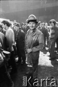 Lipiec 1981, Kraków, Polska.
Spotkanie Lecha Wałęsy z robotnikami Huty im. Lenina w Nowej Hucie. Hutnik z bukietem kwiatów.
Fot. Witold Górka, zbiory Ośrodka KARTA