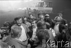 Lipiec 1981, Kraków, Polska.
Spotkanie Lecha Wałęsy z robotnikami Huty im. Lenina w Nowej Hucie. Obok Wałęsy stoi Mieczysław Tutaj, z tyłu Henryk Mażul.
Fot. Witold Górka, zbiory Ośrodka KARTA