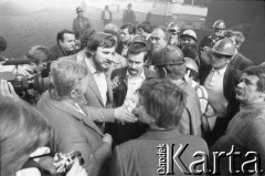 Lipiec 1981, Kraków, Polska.
Spotkanie Lecha Wałęsy z robotnikami Huty im. Lenina w Nowej Hucie. Obok Wałęsy stoi Mieczysław Tutaj, z tyłu Henryk Mażul.
Fot. Witold Górka, zbiory Ośrodka KARTA