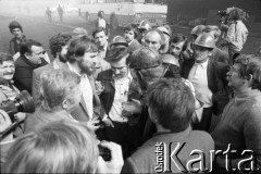 Lipiec 1981, Kraków, Polska.
Spotkanie Lecha Wałęsy z robotnikami Huty im. Lenina w Nowej Hucie. Obok Wałęsy stoi Mieczysław Tutaj, z tyłu Henryk Mażul.
Fot. Witold Górka, zbiory Ośrodka KARTA