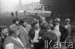 Lipiec 1981, Kraków, Polska.
Spotkanie Lecha Wałęsy z robotnikami Huty im. Lenina w Nowej Hucie. Obok Wałęsy stoi Mieczysław Tutaj, z tyłu Henryk Mażul.
Fot. Witold Górka, zbiory Ośrodka KARTA