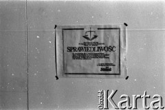 Wrzesień 1981, Gdańsk, Polska.
Klepsydra informująca o pęknięciu ze śmiechu sprawiedliwości w związku z postanowieniem Prokuratury w Bydgoszczy dotyczącym tzw. wydarzeń bydgoskich. Fotografia wykonana podczas obrad pierwszej tury I Krajowego Zjazdu Delegatów NSZZ 