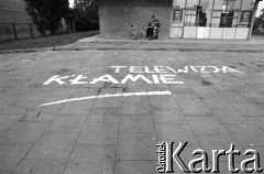 Wrzesień 1981, Gdańsk, Polska.
Napis na chodniku: 