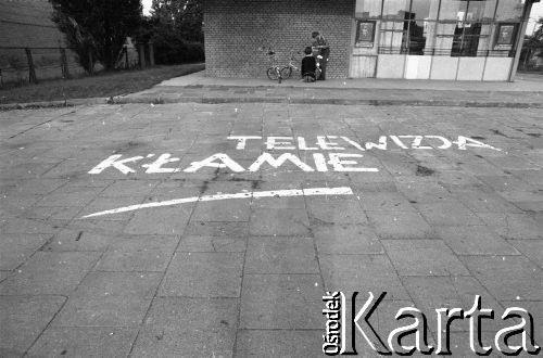 Wrzesień 1981, Gdańsk, Polska.
Napis na chodniku: 
