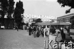 Wrzesień 1981, Gdańsk, Polska.
Grupa osób przed Stocznią Gdańską im. Lenina. Fotografia wykonana podczas obrad I Krajowego Zjazdu Delegatów NSZZ 