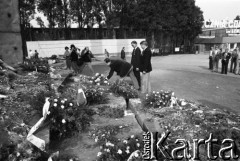 Wrzesień 1981, Gdańsk, Polska.
Składanie wieńców pod Pomnikiem Poległych Stoczniowców 1970. Fotografia wykonana podczas obrad I Krajowego Zjazdu Delegatów NSZZ 