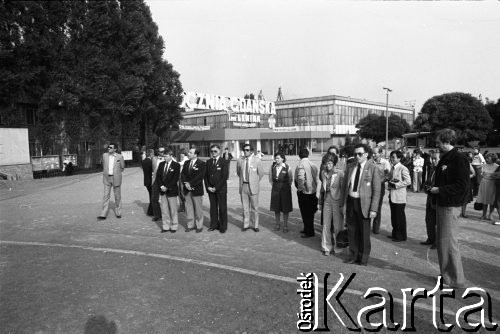 Wrzesień 1981, Gdańsk, Polska.
Grupa osób pod Pomnikiem Poległych Stoczniowców 1970. Fotografia wykonana podczas obrad I Krajowego Zjazdu Delegatów NSZZ 