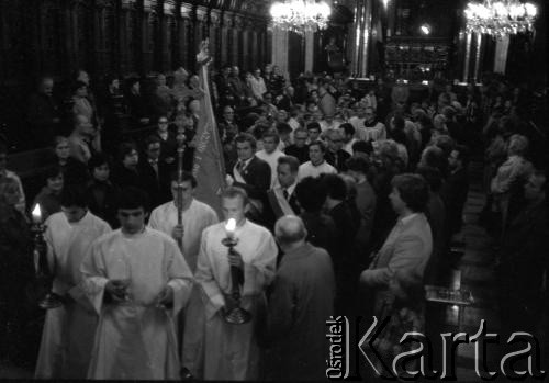 Sierpień 1981, Kraków, Polska.
Msza święta celebrowana przez arcybiskupa metropolitę krakowskiego Franciszka Macharskiego w Katedrze na Wawelu. 
Fot. Witold Górka, zbiory Ośrodka KARTA