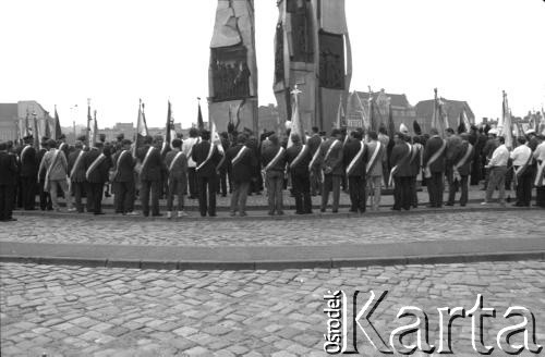 31.08.1990, Gdańsk, Polska.
10 rocznica podpisania porozumień sierpniowych i zakończenia strajku w Stoczni Gdańskiej im. Lenina. Nz. uroczystości pod Pomnikiem Poległych Stoczniowców 1970.
Fot. Witold Górka, zbiory Ośrodka KARTA