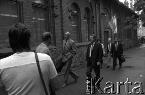 31.08.1990, Gdańsk, Polska.
10 rocznica podpisania porozumień sierpniowych i zakończenia strajku w Stoczni Gdańskiej im. Lenina. Nz. uczestnicy obchodów przed Salą BHP Stoczni Gdańskiej. w jasnym garniturze Andrzej Drawicz.
Fot. Witold Górka, zbiory Ośrodka KARTA