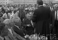 31.08.1990, Gdańsk, Polska.
10 rocznica podpisania porozumień sierpniowych i zakończenia strajku w Stoczni Gdańskiej im. Lenina. Nz. od lewej: Jerzy Kołodziejski, Tadeusz Fiszbach, Mieczysław Jagielski, Tadeusz Mazowiecki.
Fot. Witold Górka, zbiory Ośrodka KARTA