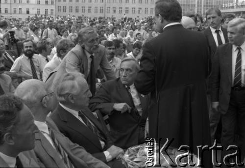 31.08.1990, Gdańsk, Polska.
10 rocznica podpisania porozumień sierpniowych i zakończenia strajku w Stoczni Gdańskiej im. Lenina. Nz. od lewej: Jerzy Kołodziejski, Tadeusz Fiszbach, Mieczysław Jagielski, Tadeusz Mazowiecki.
Fot. Witold Górka, zbiory Ośrodka KARTA