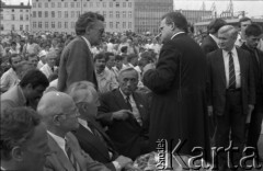 31.08.1990, Gdańsk, Polska.
10 rocznica podpisania porozumień sierpniowych i zakończenia strajku w Stoczni Gdańskiej im. Lenina. Nz. od lewej: Jerzy Kołodziejski, Tadeusz Fiszbach, Mieczysław Jagielski, Tadeusz Mazowiecki rozmawia z ks. Henrykiem Jankowskim.
Fot. Witold Górka, zbiory Ośrodka KARTA
