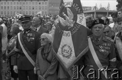 31.08.1990, Gdańsk, Polska.
10 rocznica podpisania porozumień sierpniowych i zakończenia strajku w Stoczni Gdańskiej im. Lenina. Nz. uroczystości pod Pomnikiem Poległych Stoczniowców 1970.
Fot. Witold Górka, zbiory Ośrodka KARTA