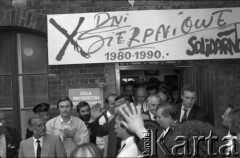 31.08.1990, Gdańsk, Polska.
10 rocznica podpisania porozumień sierpniowych i zakończenia strajku w Stoczni Gdańskiej im. Lenina. Nz. z sali BHP wychodzą m.in. Lech Wałęsa, Tadeusz Mazowiecki, Tadeusz Fiszbach, Mieczysław Jagielski.
Fot. Witold Górka, zbiory Ośrodka KARTA