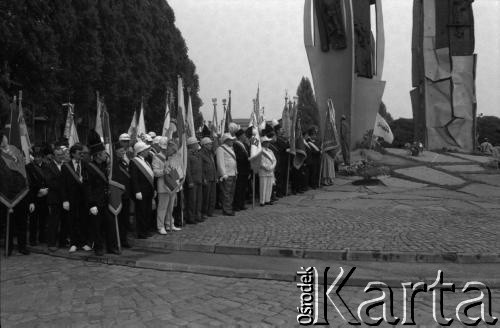 31.08.1990, Gdańsk, Polska.
10 rocznica podpisania porozumień sierpniowych i zakończenia strajku w Stoczni Gdańskiej im. Lenina. Nz. uroczystości pod Pomnikiem Poległych Stoczniowców 1970.
Fot. Witold Górka, zbiory Ośrodka KARTA