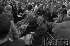 31.08.1990, Gdańsk, Polska.
10 rocznica podpisania porozumień sierpniowych i zakończenia strajku w Stoczni Gdańskiej im. Lenina. Nz. z kwiatami w pierwszym rządzie siedzą (od prawej): Tadeusz Mazowiecki, Mieczysław Jagielski, Tadeusz Fiszbach, w drugim rzędzie, m.in.  Aleksander Hall, Tadeusz Syryjczyk. 
Fot. Witold Górka, zbiory Ośrodka KARTA