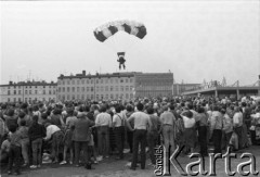 31.08.1990, Gdańsk, Polska.
10 rocznica podpisania porozumień sierpniowych i zakończenia strajku w Stoczni Gdańskiej im. Lenina. Nz. Spadochroniarz.
Fot. Witold Górka, zbiory Ośrodka KARTA