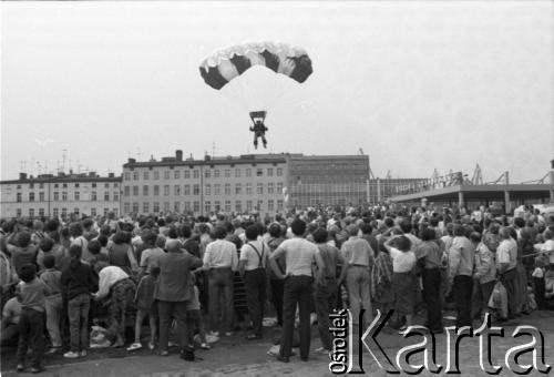 31.08.1990, Gdańsk, Polska.
10 rocznica podpisania porozumień sierpniowych i zakończenia strajku w Stoczni Gdańskiej im. Lenina. Nz. Spadochroniarz.
Fot. Witold Górka, zbiory Ośrodka KARTA