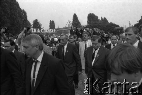 31.08.1990, Gdańsk, Polska.
10 rocznica podpisania porozumień sierpniowych i zakończenia strajku w Stoczni Gdańskiej im. Lenina. Nz. m.in. Tadeusz Mazowiecki i Lech Wałęsa.
Fot. Witold Górka, zbiory Ośrodka KARTA