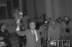 14.10.1990, Kraków, Polska.
Kampania prezydencka Tadeusza Mazowieckiego. Spotkanie z wyborcami zostało zorganizowane w gmachu Filharmonii im. Karola Szymanowskiego. Nz. Tadeusz Mazowiecki wchodzi na salę (z kwiatami), przy nim Jacek Kuroń.
Fot. Witold Górka, zbiory Ośrodka KARTA