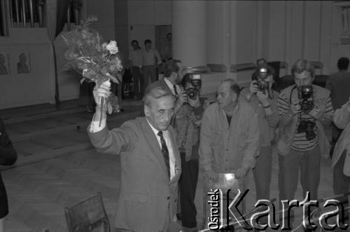 14.10.1990, Kraków, Polska.
Kampania prezydencka Tadeusza Mazowieckiego. Spotkanie z wyborcami zostało zorganizowane w gmachu Filharmonii im. Karola Szymanowskiego. Nz. Tadeusz Mazowiecki wchodzi na salę (z kwiatami), przy nim Jacek Kuroń.
Fot. Witold Górka, zbiory Ośrodka KARTA