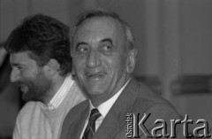 14.10.1990, Kraków, Polska.
Kampania prezydencka Tadeusza Mazowieckiego. Spotkanie z wyborcami zostało zorganizowane w gmachu Filharmonii im. Karola Szymanowskiego. Nz. Tadeusz Mazowiecki (z prawej) i Władysław Frasyniuk. 
Fot. Witold Górka, zbiory Ośrodka KARTA