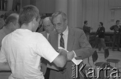 14.10.1990, Kraków, Polska.
Kampania prezydencka Tadeusza Mazowieckiego. Spotkanie z wyborcami zostało zorganizowane w gmachu Filharmonii im. Karola Szymanowskiego. Nz. Tadeusz Mazowiecki rozdaje autografy, za nim Jan Maria Rokita. 
Fot. Witold Górka, zbiory Ośrodka KARTA