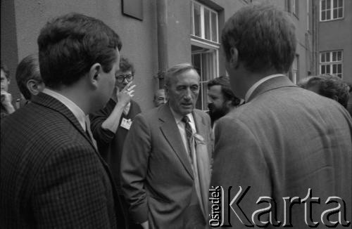 14.10.1990, Kraków, Polska.
Kampania prezydencka Tadeusza Mazowieckiego. Spotkanie z wyborcami zostało zorganizowane w gmachu Filharmonii im. Karola Szymanowskiego. Nz. Tadeusz Mazowiecki (w środku). 
Fot. Witold Górka, zbiory Ośrodka KARTA