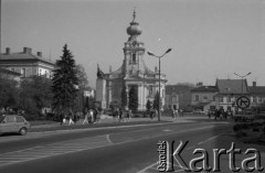 1990, Wadowice, Polska.
Bazylika Ofiarowania Najświętszej Maryi Panny, przed nim pomnik upamiętniający żołnierzy Armii Radzieckiej.
Fot. Witold Górka, zbiory Ośrodka KARTA