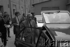 14.10.1990, Kraków, Polska.
Kampania prezydencka Tadeusza Mazowieckiego. Spotkanie z wyborcami zostało zorganizowane w gmachu Filharmonii im. Karola Szymanowskiego. Nz. Tadeusz Mazowiecki wsiada do samochodu. 
Fot. Witold Górka, zbiory Ośrodka KARTA