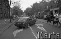 14.10.1990, Kraków, Polska.
Kampania prezydencka Tadeusza Mazowieckiego. Spotkanie z wyborcami zostało zorganizowane w gmachu Filharmonii im. Karola Szymanowskiego. Nz. Tadeusz Mazowiecki odjeżdża samochodem.
Fot. Witold Górka, zbiory Ośrodka KARTA