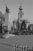 1990, Wadowice, Polska.
Bazylika Ofiarowania Najświętszej Maryi Panny, przed nim pomnik upamiętniający żołnierzy Armii Radzieckiej.
Fot. Witold Górka, zbiory Ośrodka KARTA