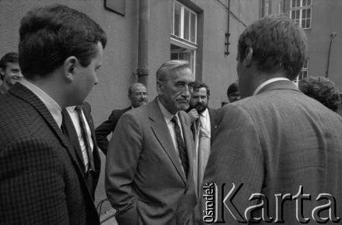 14.10.1990, Kraków, Polska.
Kampania prezydencka Tadeusza Mazowieckiego. Spotkanie z wyborcami zostało zorganizowane w gmachu Filharmonii im. Karola Szymanowskiego. Nz. Tadeusz Mazowiecki (w środku). 
Fot. Witold Górka, zbiory Ośrodka KARTA