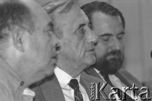 14.10.1990, Kraków, Polska.
Kampania prezydencka Tadeusza Mazowieckiego. Spotkanie z wyborcami zostało zorganizowane w gmachu Filharmonii im. Karola Szymanowskiego. Nz. od lewej: Jacek Kuroń, Tadeusz Mazowiecki oraz Tadeusz Syryjczyk. 
Fot. Witold Górka, zbiory Ośrodka KARTA