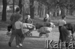 1990, Polska.
Kobiety z workami. 
Fot. Witold Górka, zbiory Ośrodka KARTA