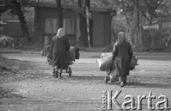 1990, Polska.
Kobiety z workami. 
Fot. Witold Górka, zbiory Ośrodka KARTA