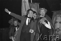Marzec 1986, Kraków, Polska.
Teatr im. Juliusza Słowackiego. Przedstawienie: Legion. Stanisław Wyspiański. Reżyseria Andrzej Maria Marczewski, choreografia Jerzy Stępniak, scenografia Jerzy Michalak, muzyka Lucjan Kaszycki. 
Na scenie: 1. z prawej Aleksander Bednarz. Premiera: 8 marca 1986.
Fot. Witold Górka, zbiory Ośrodka KARTA
