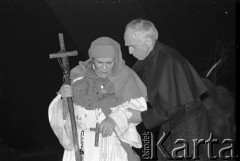 Marzec 1986, Kraków, Polska.
Teatr im. Juliusza Słowackiego. Przedstawienie: Legion. Stanisław Wyspiański. Reżyseria Andrzej Maria Marczewski, choreografia Jerzy Stępniak, scenografia Jerzy Michalak, muzyka Lucjan Kaszycki. Na scenie: Halina Gryglaszewska i Andrzej Balcerzak. Premiera: 8 marca 1986.
Fot. Witold Górka, zbiory Ośrodka KARTA