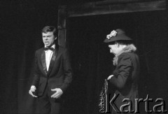 Listopad 1982, Łódź, Polska.
Teatr im. Stefana Jaracza. Przedstawienie: Osmędeusze, Miron Białoszewski i Ludwik Hering. W spektaklu wykorzystano teksty Białoszewskiego z 