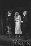 Listopad 1982, Łódź, Polska.
Teatr im. Stefana Jaracza. Przedstawienie: Osmędeusze, Miron Białoszewski i Ludwik Hering. W spektaklu wykorzystano teksty Białoszewskiego z 