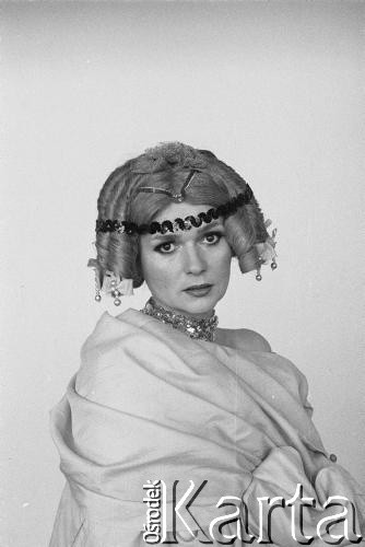 kwiecień 1984, Łodź, Polska.
Teatr im. Stefana Jaracza. Przedstawienie:  Pokojówki, Jean Genet. Reżyseria Angel Facio, przekład Jan Błoński, scenografia Halina Zalewska. 
Portrety do 