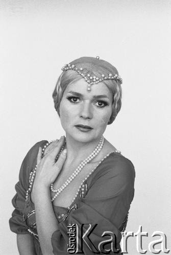 kwiecień 1984, Łodź, Polska.
Teatr im. Stefana Jaracza. Przedstawienie:  Pokojówki, Jean Genet. Reżyseria Angel Facio, przekład Jan Błoński, scenografia Halina Zalewska. 
Portrety do 