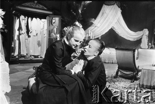 kwiecień 1984, Łodź, Polska.
Teatr im. Stefana Jaracza. Przedstawienie:  Pokojówki, Jean Genet. Reżyseria Angel Facio, przekład Jan Błoński, scenografia Halina Zalewska.  Premiera 12 kwietnia 1984. Na scenie:
Obsada: Żywila Pietrzak, Bogusława Pawelec, Barbara Marszałek. 1. z prawej Bogusława Pawelec.
Fot. Witold Górka, zbiory Ośrodka KARTA