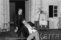 czerwiec 1984, Kraków, Polska.
Teatr im. Juliusza Słowackiego. Przedstawienie: Wesele, Stanisław Wyspiański. Reżyseria: Mikołaj Grabowski, scenografia: Andrzej Witkowski. Muzyka Józef Rychlik.
Na scenie: z lewej Jan Peszek.
Fot. Witold Górka, zbiory Ośrodka KARTA
