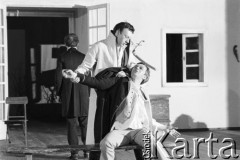 czerwiec 1984, Kraków, Polska.
Teatr im. Juliusza Słowackiego. Przedstawienie: Wesele, Stanisław Wyspiański. Reżyseria: Mikołaj Grabowski, scenografia: Andrzej Witkowski. Na scenie: 1. z lewej, tyłem Jan Peszek.
Fot. Witold Górka, zbiory Ośrodka KARTA